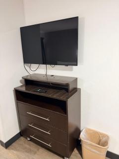Everstay Inn & Suites - 8