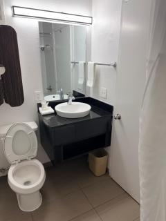 Everstay Inn & Suites - 5