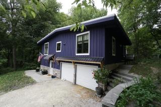 Wooded Riverside Retreat - 9
