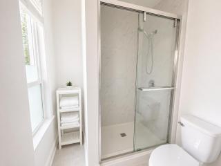 Toronto Downtown Stylish 2BR Suite Private Bath Walk to Ossington Subway - 6