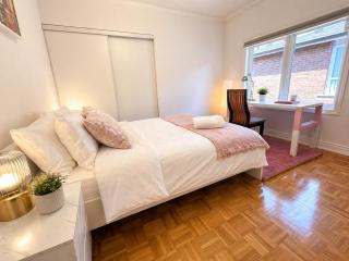 Toronto Downtown Stylish 2BR Suite Private Bath Walk to Ossington Subway - 3