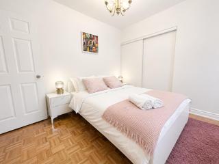 Toronto Downtown Stylish 2BR Suite Private Bath Walk to Ossington Subway - 2