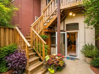 House 5863- Chicago's Premier Bed and Breakfast - 9