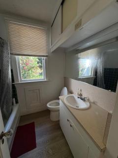 Vancouver Charm- Private Room, Free Parking, Near YVR Airport & Beach - 2
