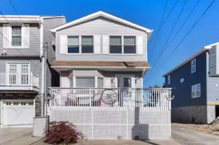 2 Beach Houses with 4 car Parking 8 Beach passes 4 bedrooms - Seaside Heights - 0