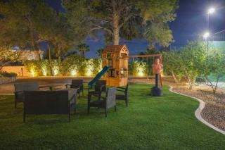 1-Acre Las Vegas Getaway: Pool, Spa & Tennis Court - 2