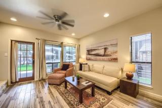 CW C101 Condo de Comal - 1