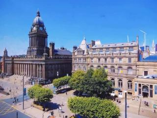Stylish 2BR Apartment in Leeds City Centre with Town Hall Views - 8