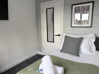 Tranquil Stay Near Shopping and City Centre - 5