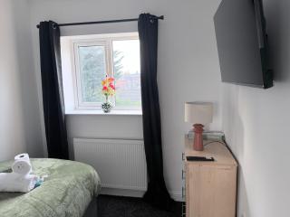 Tranquil Stay Near Shopping and City Centre - 3