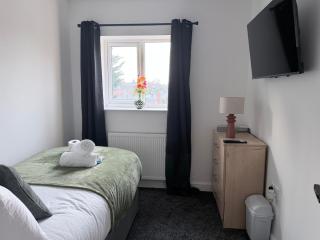 Tranquil Stay Near Shopping and City Centre - 2