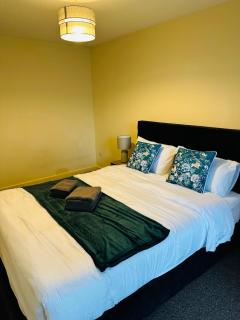 Luxury 2BR Apartment Prime Central Location - 5
