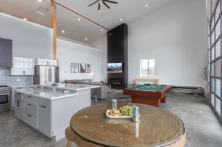 KABINO: Trailer Parking, Huge Garage Doors w/ hot tub Wifi - 3