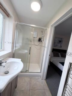 Modern 6-Bed Luxury Stay by City Hospital - 4