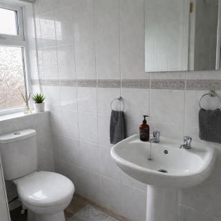 Modern 6-Bed Luxury Stay by City Hospital - 2