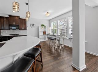 Spacious Home for Families and Teams - Multiple Work Spaces and Parking Spaces - 3