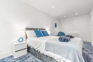 Cosy Flat Near the City Centre - Free Parking and WIFi - Sleeps 8 - 0