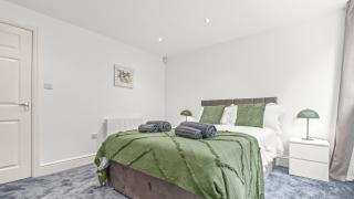 Cosy Flat Near the City Centre - Free Parking and WIFi - Sleeps 8 - 9