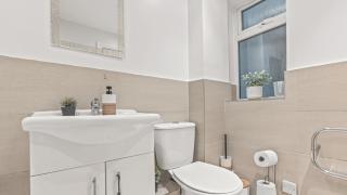 Cosy Flat Near the City Centre - Free Parking and WIFi - Sleeps 8 - 4