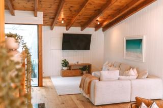 Luxury Lakeview Retreat Close to Ski Field - 0
