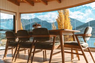 Luxury Lakeview Retreat Close to Ski Field - 1