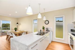 6A Giles St - Sea Views one street from the beach - 7