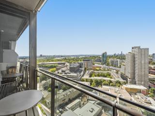 Elegant 2-Bed Apartment with Balcony & City Views - 4