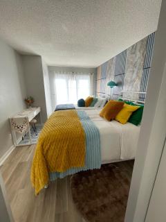Core Toronto Downtown, Corner Unit ,2 Subway, Free Parking - 7