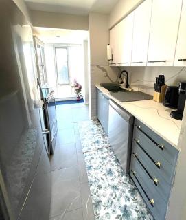 Core Toronto Downtown, Corner Unit ,2 Subway, Free Parking - 2