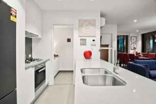 Lofty Orient Oasis Southbank 3Bed 2Bath 1Car Pool and Gym - 4