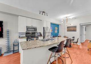 Stylish 2BR Townhouse & Patio - 7