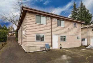 Family-Friendly 4BR Retreat Near UW & Parks - 5