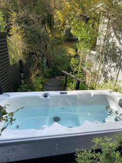 Superb Studio Retreat with Private Secluded Spa, plus Pool & BBQ access - 5