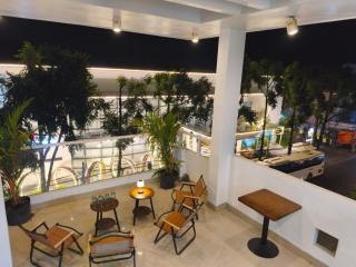 Entire building, city center, one kilometer from the beach, rooftop, kitchen, sleeps 8, 3 bedrooms, 2 bathrooms, strong wifi - 0