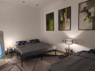 Entire building, city center, one kilometer from the beach, rooftop, kitchen, sleeps 8, 3 bedrooms, 2 bathrooms, strong wifi - 2