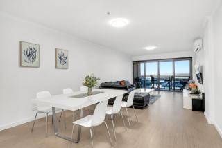 Sub-Penthouse with Marina View by Host Solutions - 9