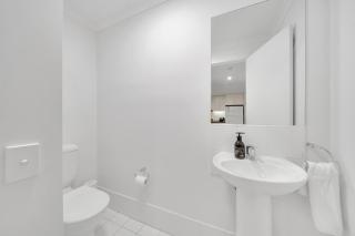 Sub-Penthouse with Marina View by Host Solutions - 9