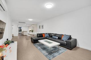 Sub-Penthouse with Marina View by Host Solutions - 7