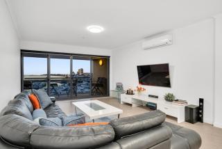 Sub-Penthouse with Marina View by Host Solutions - 5