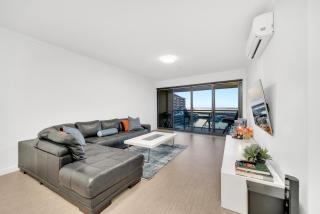 Sub-Penthouse with Marina View by Host Solutions - 3