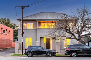 Wow! Luxury, City Fringe, 3BR, Garage, 2 mins Oval - 0