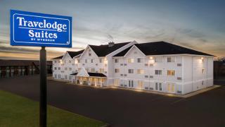 Travelodge Suites by Wyndham Regina - Eastgate Bay - 5