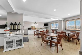 Travelodge Suites by Wyndham Regina - Eastgate Bay - 2
