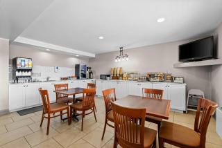Travelodge Suites by Wyndham Regina - Eastgate Bay - 1