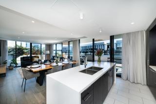 The Pier 25 Penthouse on the Foreshore - 9