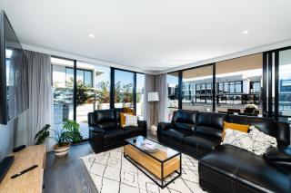 The Pier 25 Penthouse on the Foreshore - 4