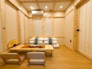 Golmok Stay - Korea Traditional Sytle villa, Hanbok Experience , Nampo,Night Market walk 5 Minute - 8