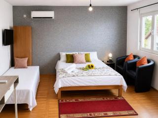 Serene Stay with 2 Bedroom - Close to Airport - 8
