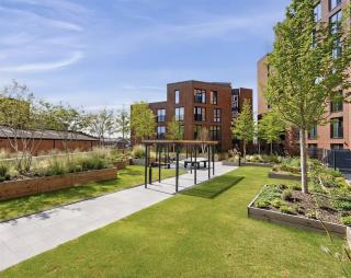 Hidden Gem with Private Patio in Springwell Gardens, Leeds Central, Sleeps 4 - 6