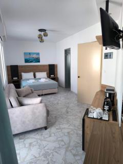 Haraki Bay Hotel and Luxury Apartments - 1